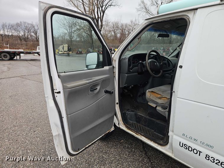 image for item EO7083 2006 Ford E350 van