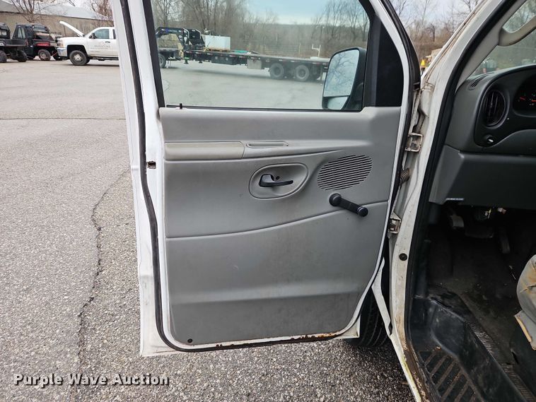 image for item EO7083 2006 Ford E350 van