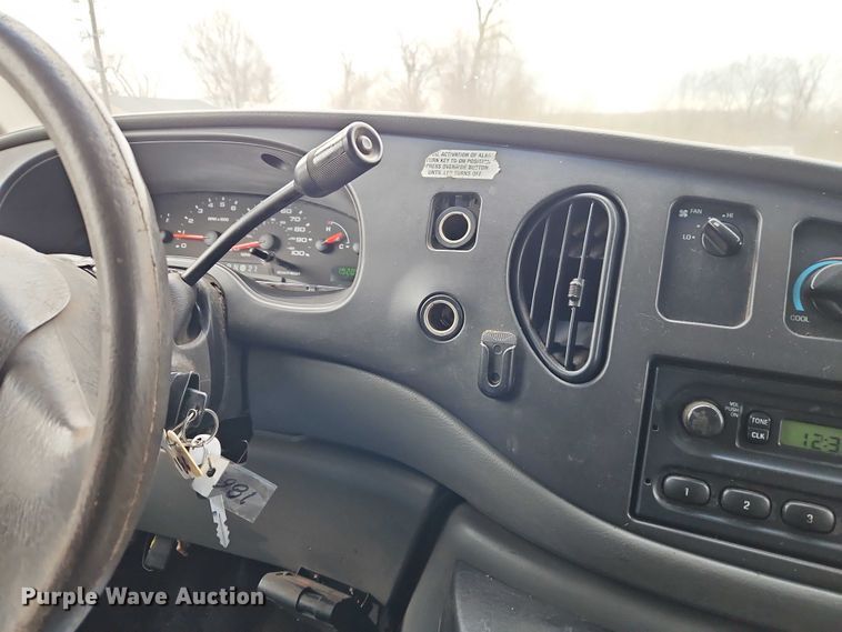 image for item EO7083 2006 Ford E350 van