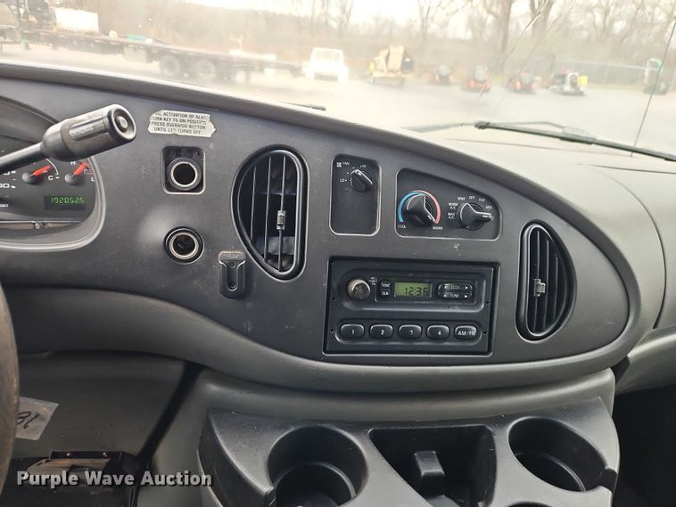 image for item EO7083 2006 Ford E350 van