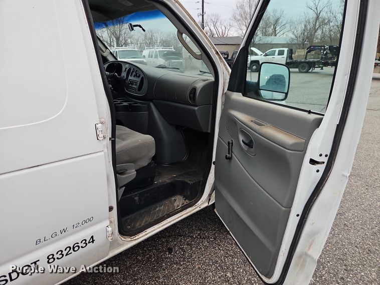 image for item EO7083 2006 Ford E350 van