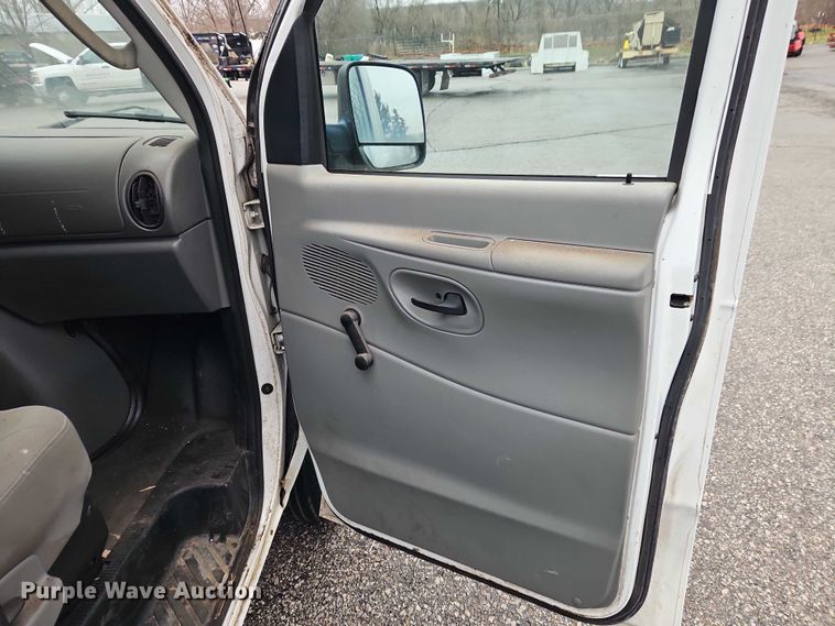 image for item EO7083 2006 Ford E350 van