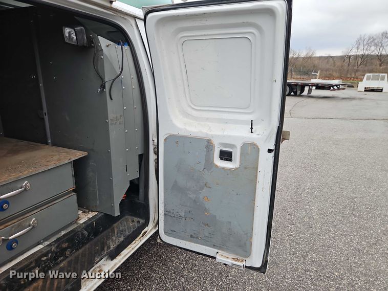 image for item EO7083 2006 Ford E350 van