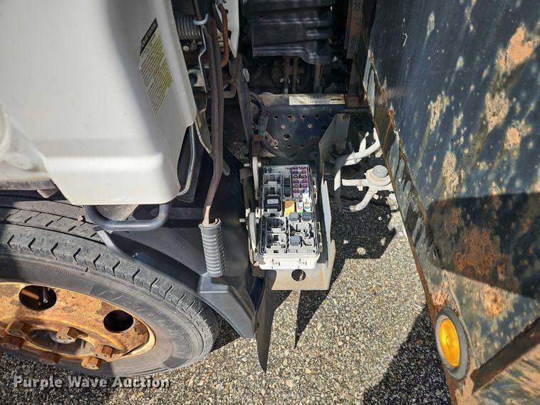 image for item EO7089 2010 Isuzu NPR flatbed truck