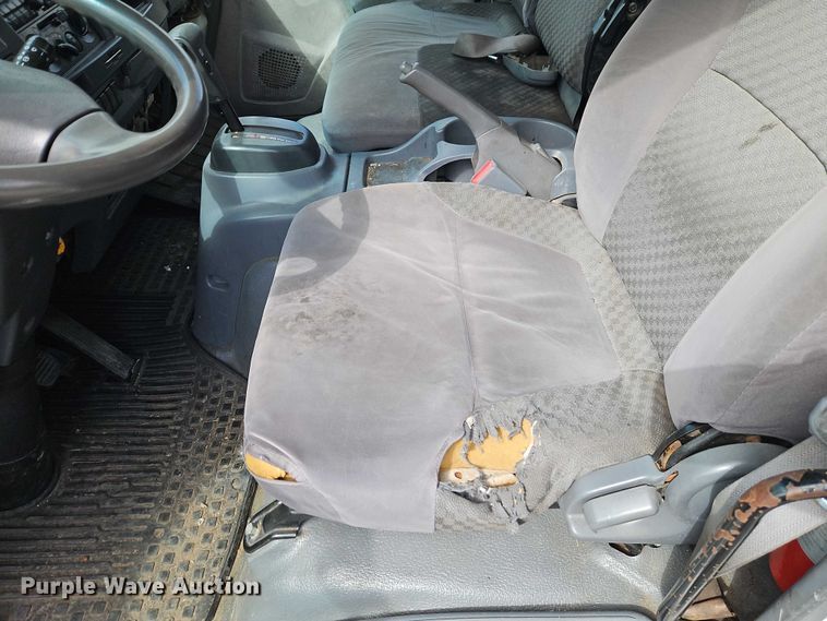 image for item EO7089 2010 Isuzu NPR flatbed truck