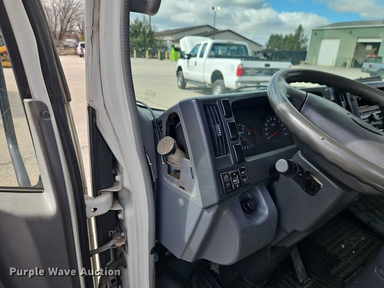 image for item EO7089 2010 Isuzu NPR flatbed truck