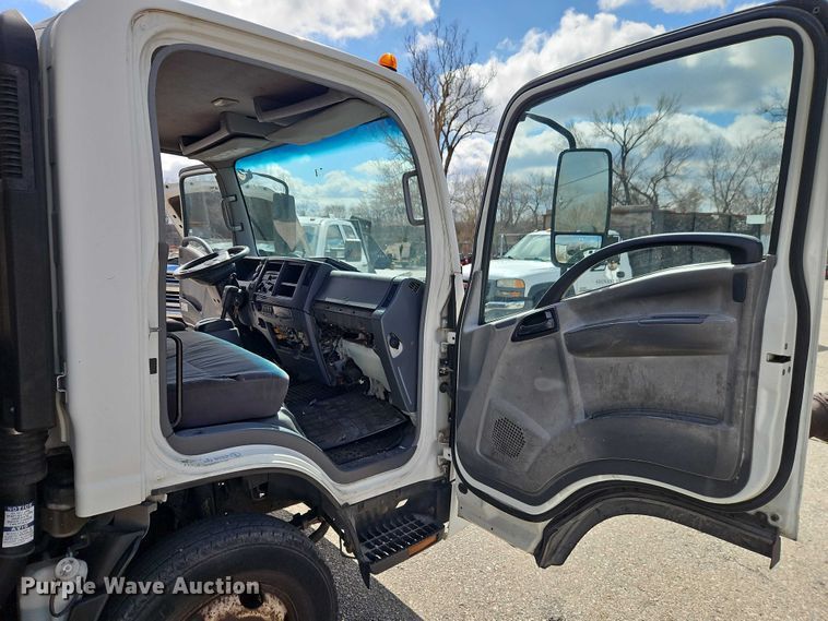 image for item EO7089 2010 Isuzu NPR flatbed truck