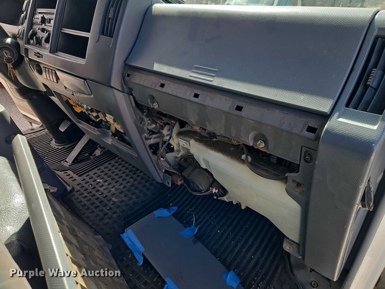 image for item EO7089 2010 Isuzu NPR flatbed truck