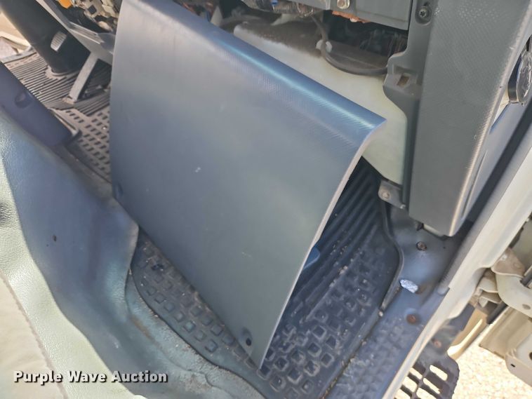 image for item EO7089 2010 Isuzu NPR flatbed truck