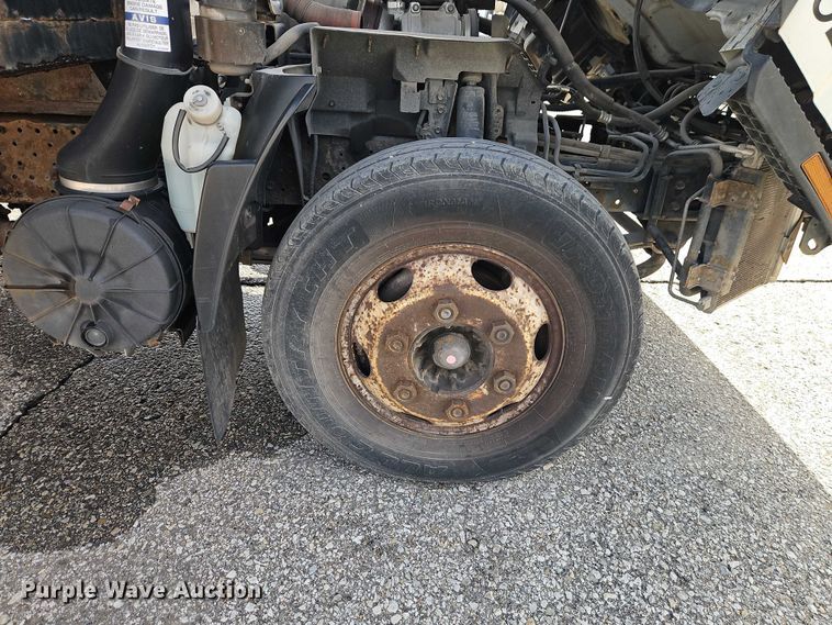 image for item EO7089 2010 Isuzu NPR flatbed truck