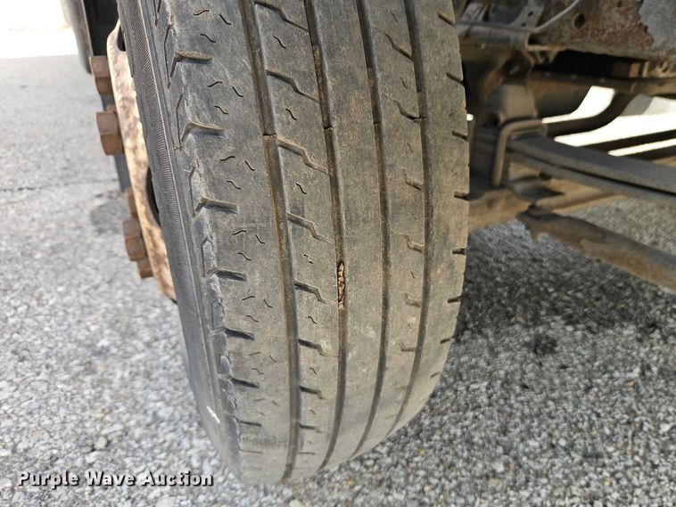 image for item EO7089 2010 Isuzu NPR flatbed truck