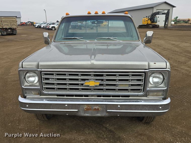 image for item ES2997 1975 Chevrolet 20 pickup truck