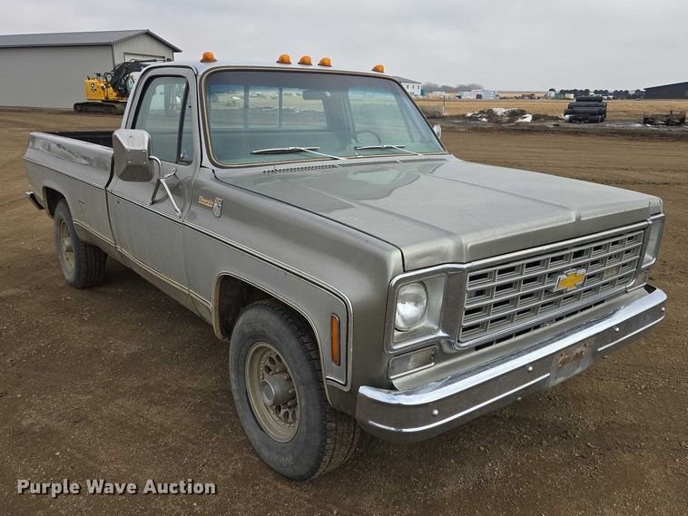 image for item ES2997 1975 Chevrolet 20 pickup truck