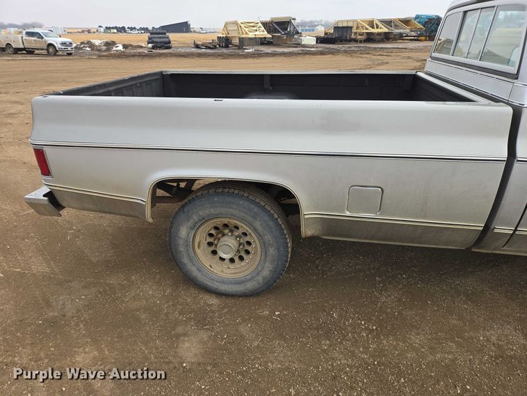 image for item ES2997 1975 Chevrolet 20 pickup truck