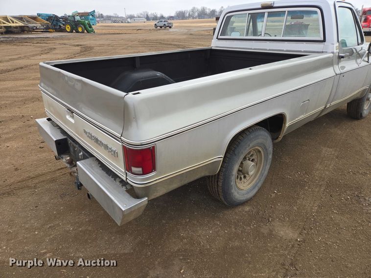 image for item ES2997 1975 Chevrolet 20 pickup truck