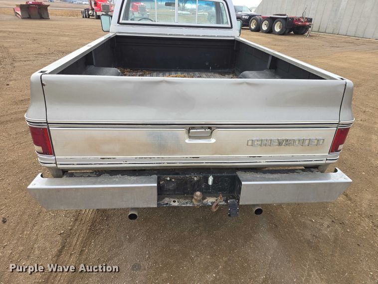 image for item ES2997 1975 Chevrolet 20 pickup truck