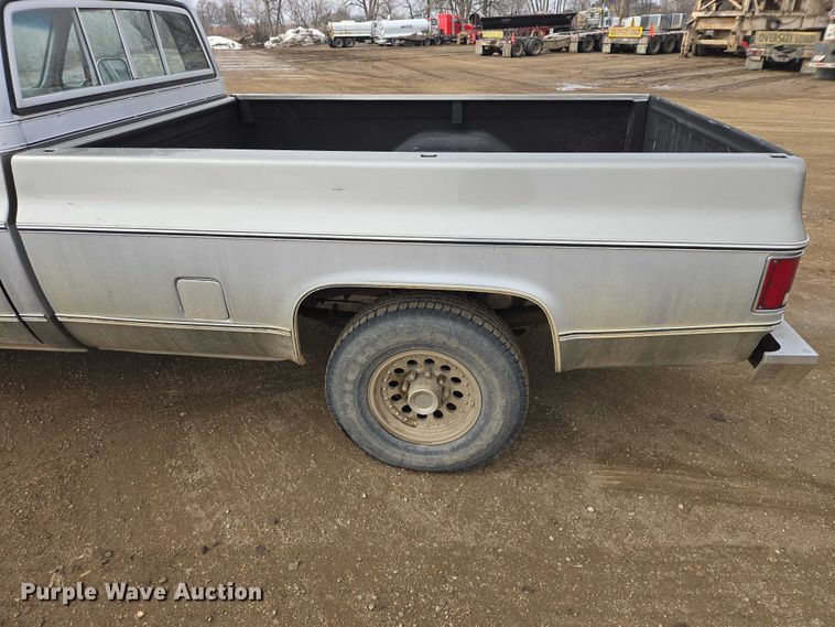 image for item ES2997 1975 Chevrolet 20 pickup truck