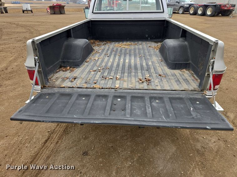 image for item ES2997 1975 Chevrolet 20 pickup truck