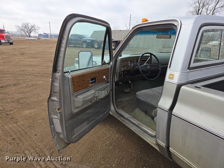 image for item ES2997 1975 Chevrolet 20 pickup truck