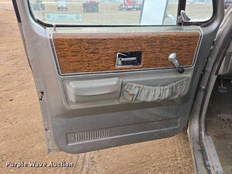 image for item ES2997 1975 Chevrolet 20 pickup truck