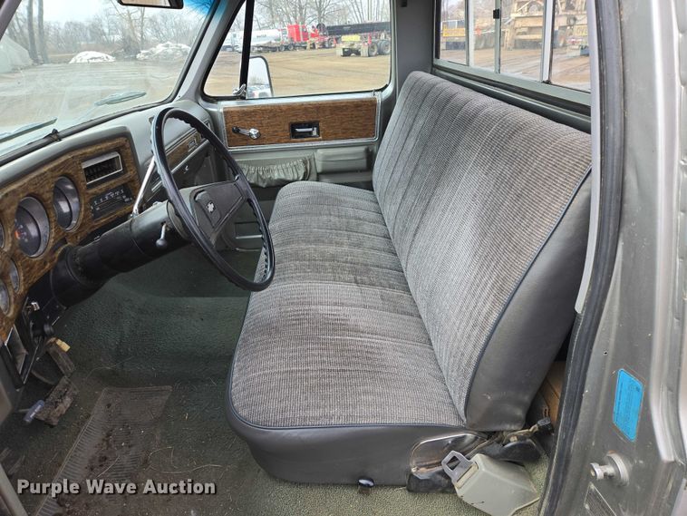 image for item ES2997 1975 Chevrolet 20 pickup truck