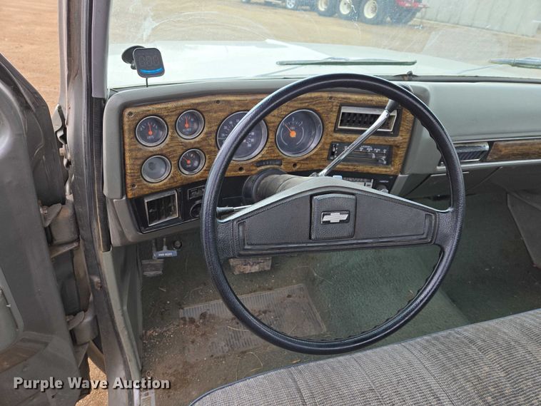 image for item ES2997 1975 Chevrolet 20 pickup truck