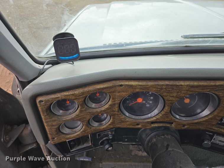 image for item ES2997 1975 Chevrolet 20 pickup truck