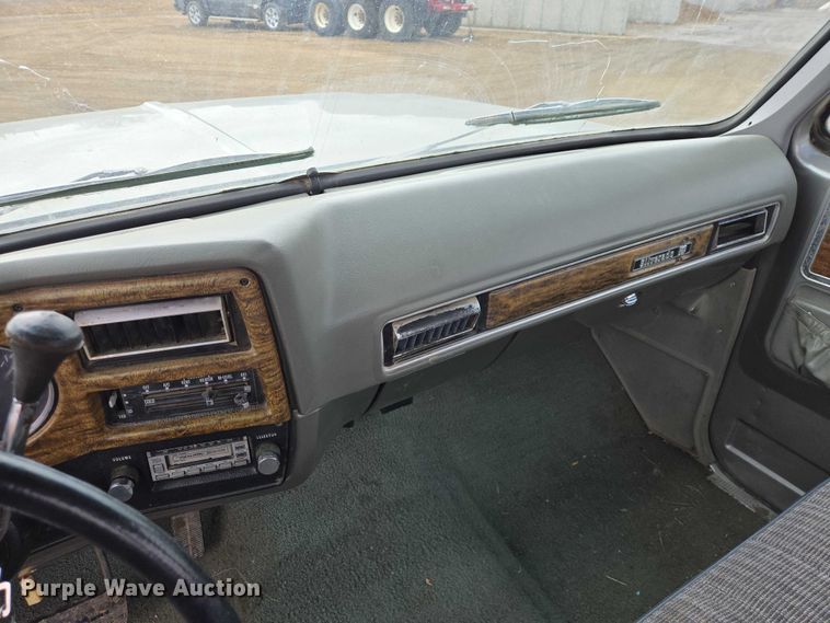 image for item ES2997 1975 Chevrolet 20 pickup truck