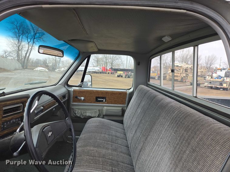 image for item ES2997 1975 Chevrolet 20 pickup truck