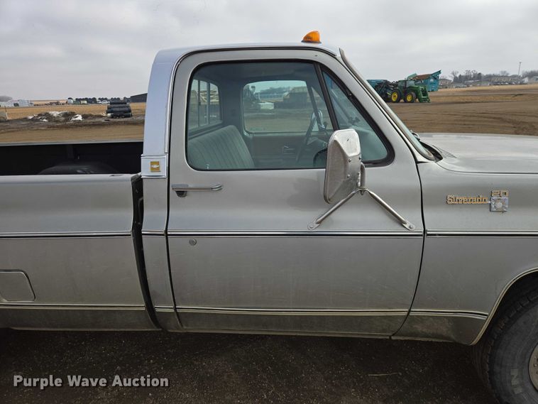 image for item ES2997 1975 Chevrolet 20 pickup truck