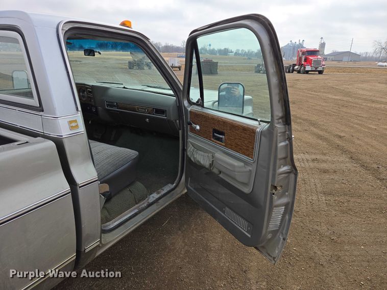 image for item ES2997 1975 Chevrolet 20 pickup truck