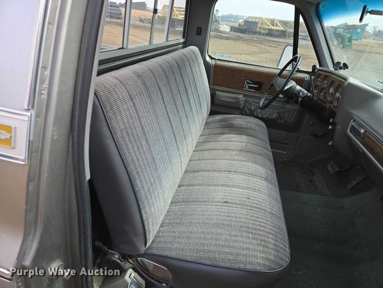 image for item ES2997 1975 Chevrolet 20 pickup truck