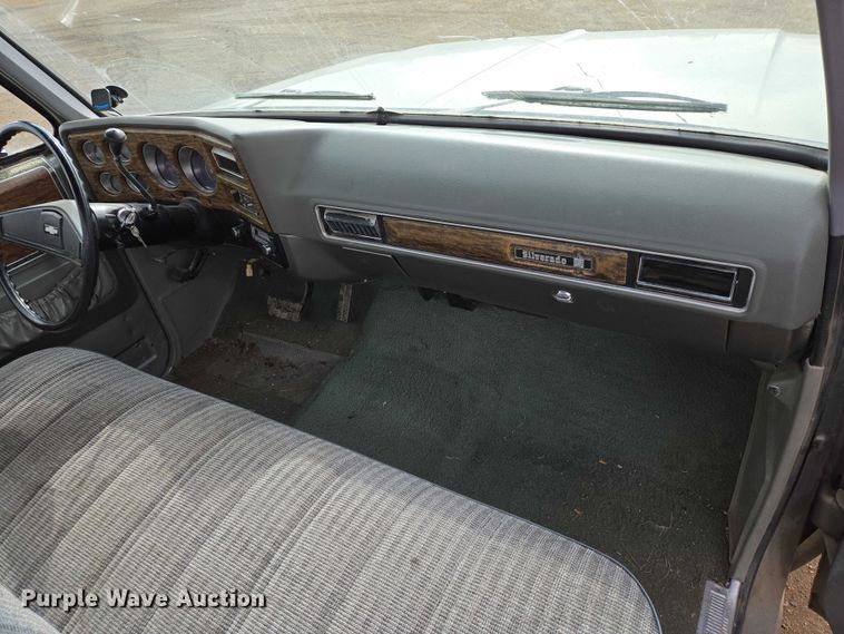 image for item ES2997 1975 Chevrolet 20 pickup truck