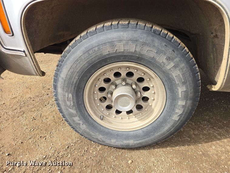 image for item ES2997 1975 Chevrolet 20 pickup truck