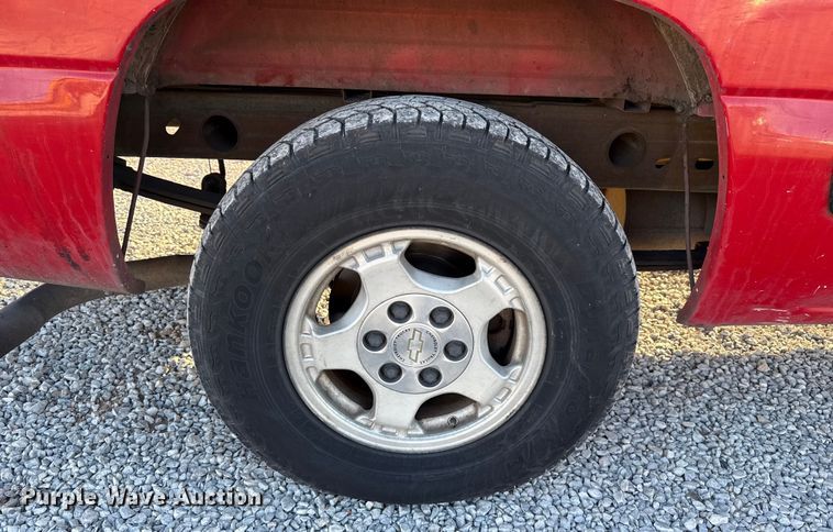 image for item ES5593 2002 Chevrolet Silverado 1500 pickup truck