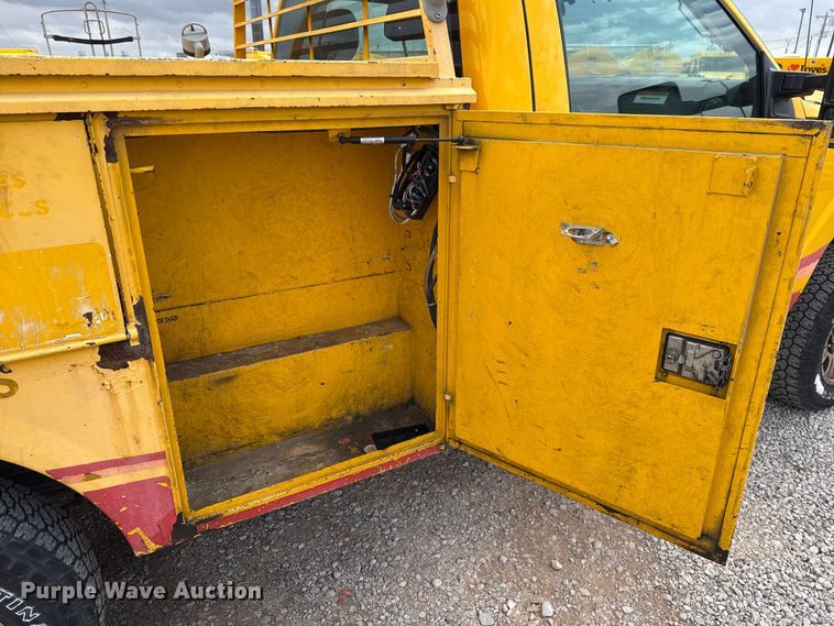 image for item ES5939 2013 Ford F250 Super Duty utility bed pickup truck