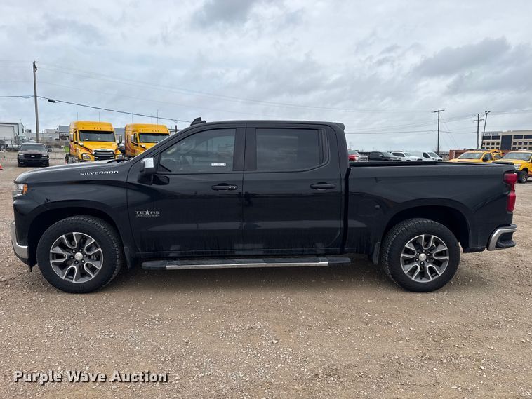 image for item ES5941 2022 Chevrolet Silverado 1500 Crew Cab pickup truck