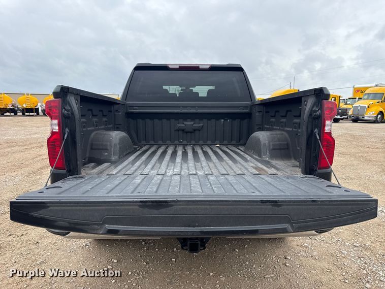 image for item ES5941 2022 Chevrolet Silverado 1500 Crew Cab pickup truck