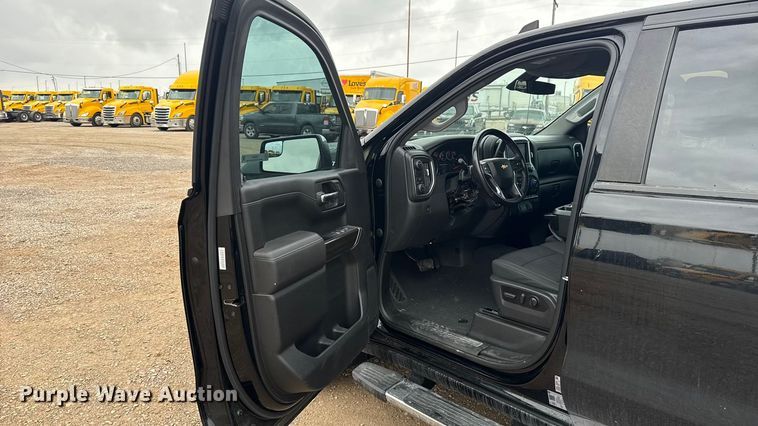 image for item ES5941 2022 Chevrolet Silverado 1500 Crew Cab pickup truck