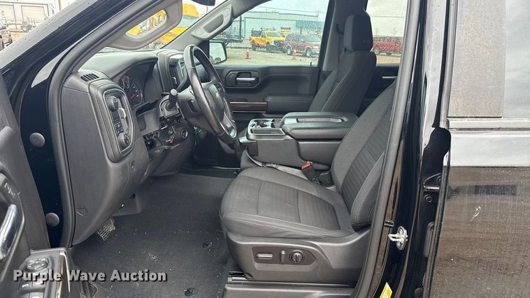 image for item ES5941 2022 Chevrolet Silverado 1500 Crew Cab pickup truck