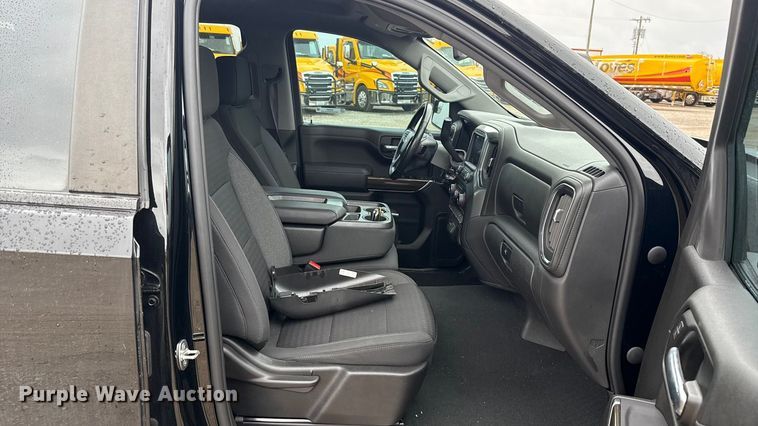 image for item ES5941 2022 Chevrolet Silverado 1500 Crew Cab pickup truck