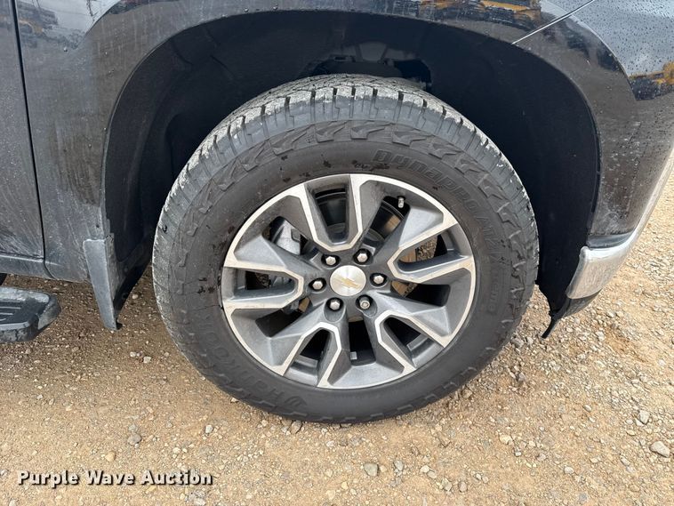 image for item ES5941 2022 Chevrolet Silverado 1500 Crew Cab pickup truck