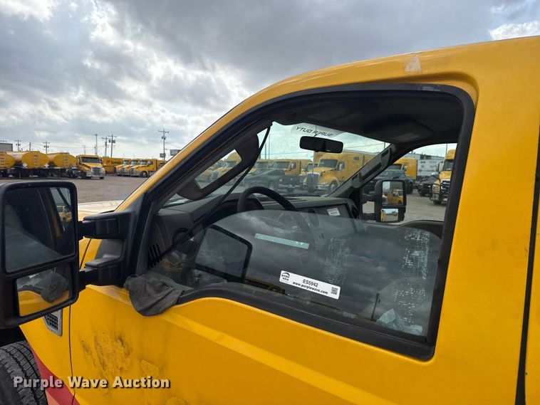 image for item ES5942 2009 Ford F250 Super Duty utility bed pickup truck