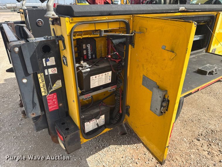 image for item ES5942 2009 Ford F250 Super Duty utility bed pickup truck