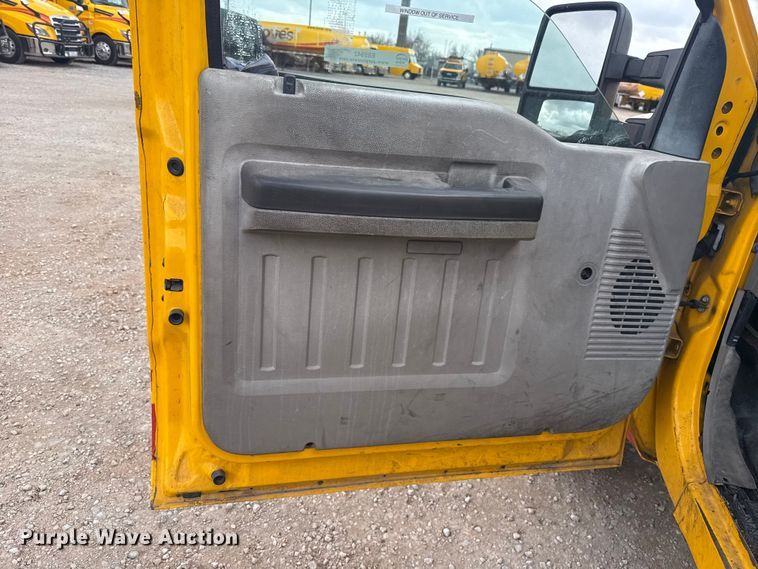 image for item ES5942 2009 Ford F250 Super Duty utility bed pickup truck