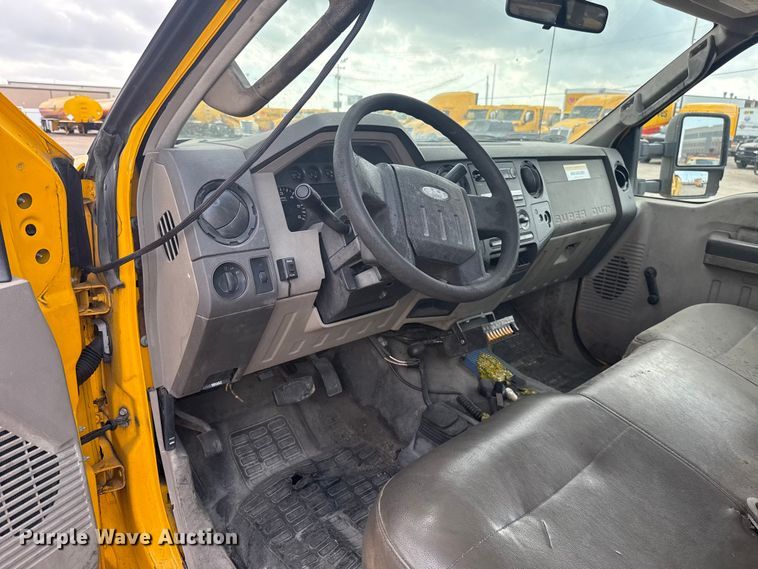 image for item ES5942 2009 Ford F250 Super Duty utility bed pickup truck