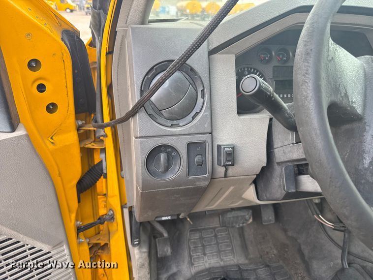 image for item ES5942 2009 Ford F250 Super Duty utility bed pickup truck