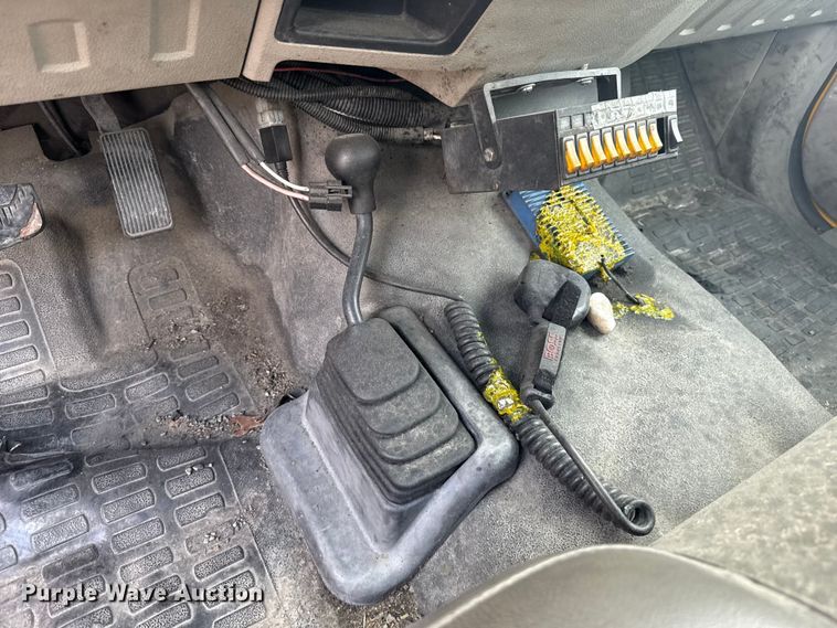 image for item ES5942 2009 Ford F250 Super Duty utility bed pickup truck