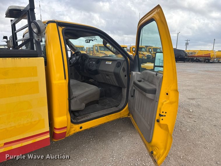 image for item ES5942 2009 Ford F250 Super Duty utility bed pickup truck