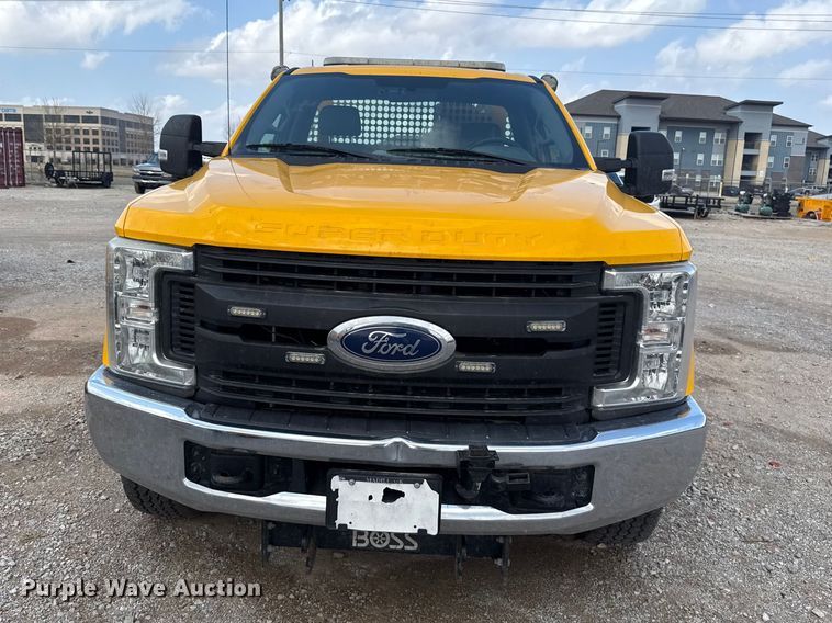 image for item ES5951 2019 Ford F350 Super Duty utility bed pickup truck
